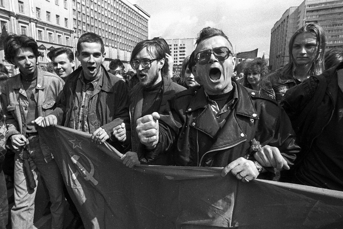 Писатель Эдуард Лимонов и музыкант Егор Летов на первомайской демонстрации, 1993 год.