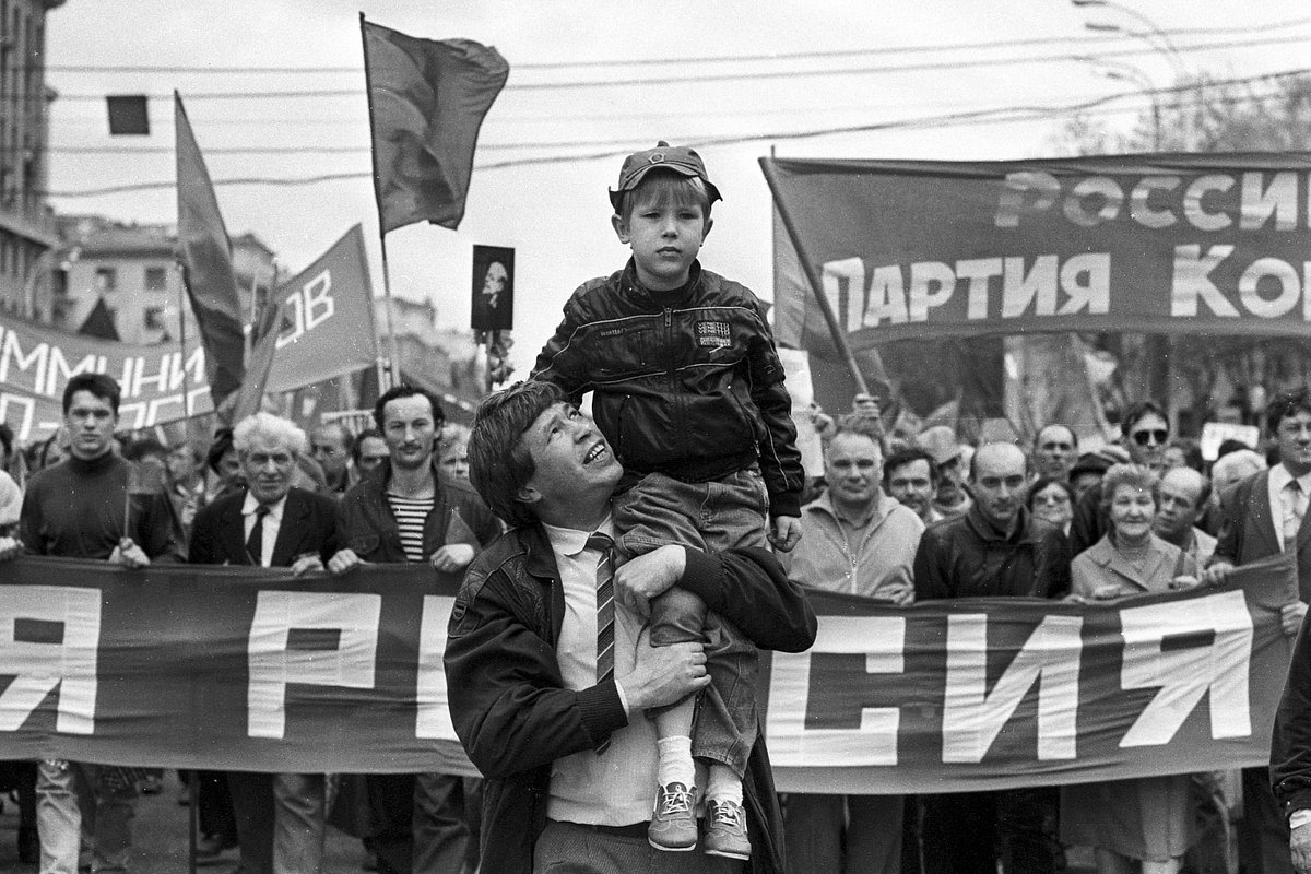 Лидер движения «Трудовая Россия» Виктор Анпилов (в центре) во время первомайской демонстрации, 1993 год.