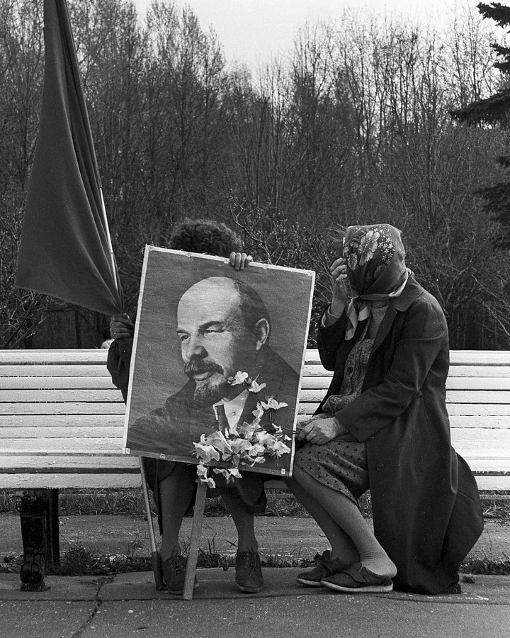 Участники первомайского митинга в районе Московского государственного университета (МГУ) имени М.В. Ломоносова, 1993 год.