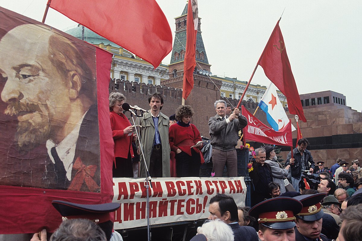 Участники митинга сторонников движения «Трудовая Россия» и «Трудовая Москва» на первомайской демонстрации на Красной площади в Москве, 1992 год.
