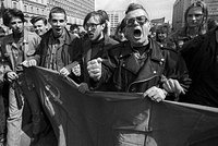 От генсеков на Мавзолее до столкновений с ОМОНом. Как первомайские демонстрации 1990-х обернулись против их же создателей