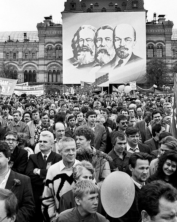 Первомайская демонстрация на Красной площади в Москве, 1990 год.