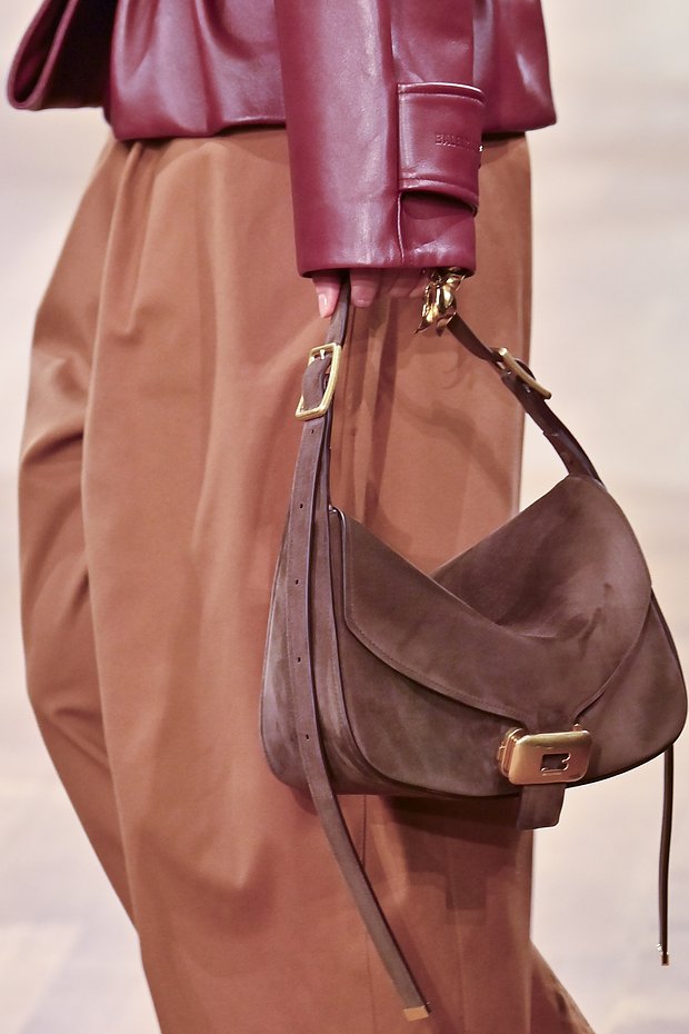 Структурированная боулинг-сумка на показе Balenciaga