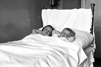 Фотограф нашла в заброшенном доме священника сундук со снимками. Через жизнь одной семьи она показала трагедию XX века