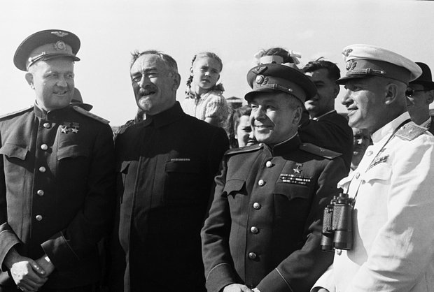 Лётчики Тимофей Хрюкин, Борис Россинский и Анатолий Ляпидевский, конструктор Александр Микулин на Тушинском аэродроме