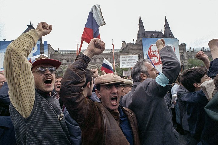Митингующие на Красной площади 1 Мая граждане, которых Reuters охарактеризовал как soviet radicals (советские радикалы), 1990 год.
