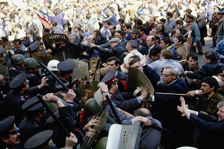 Столкновения с ОМОНом во время беспорядков в Москве, 1 мая 1993 года.