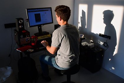 Врач объяснил главную опасность удаленной работы