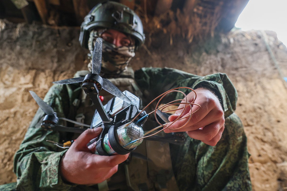 Военнослужащий 71-го гвардейского мотострелкового полка 58-й армии на тренировке по штурму блиндажей, Запорожская область, Россия