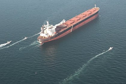 Рой скоростных иранских катеров в Ормузском проливе сняли со спутника