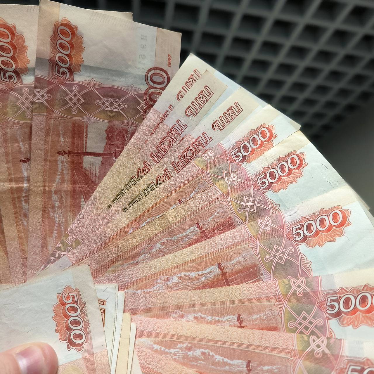Средняя зарплата в девяти отраслях превысила 150 тысяч рублей