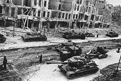 Советские танки и САУ на улицах Берлина, апрель 1945