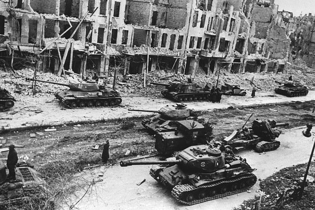 Советские танки и САУ на улицах Берлина, апрель 1945