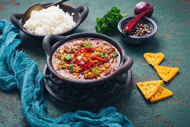 Чили кон карне может быть приготовлено как из мяса, порезанного кубиками, так и из фарша