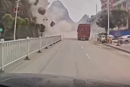 Камнепад снес грузовик с дороги и попал на видео