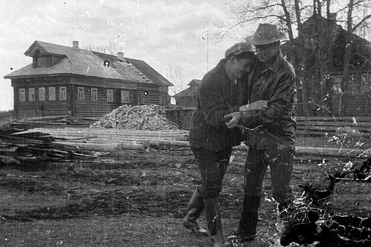 В шляпе — Иванов Александр Николаевич. Он до сих пор живет на Совеге, в Великове