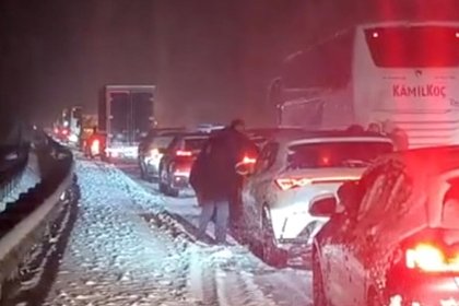 Турецкий город внезапно завалило снегом
