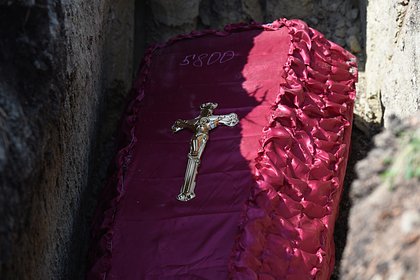 Десятки могил повредили на российском кладбище