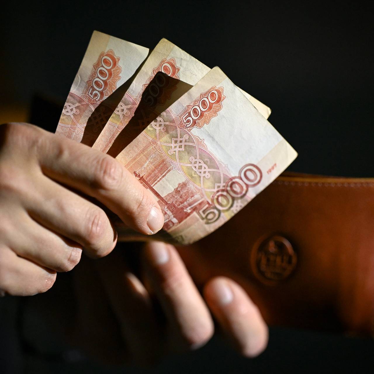 В России зафиксировали рост зарплат неквалифицированных рабочих