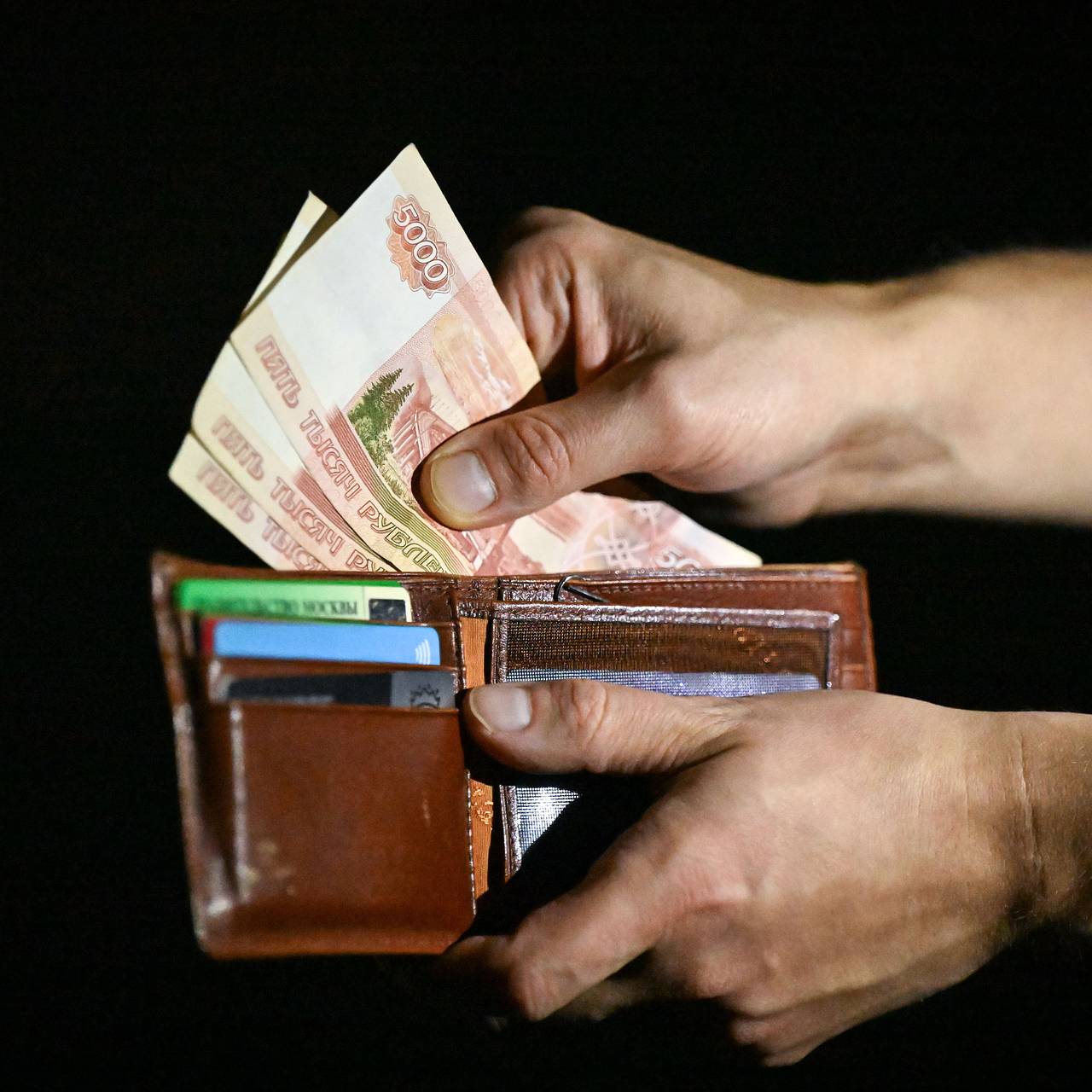 Часть россиян в мае получат зарплату досрочно
