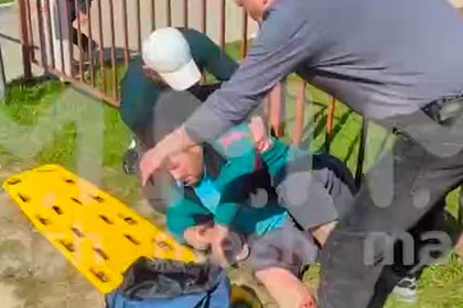Окровавленного мужчину сняли на видео после удара дрона ВСУ по многоэтажке в Чебоксарах