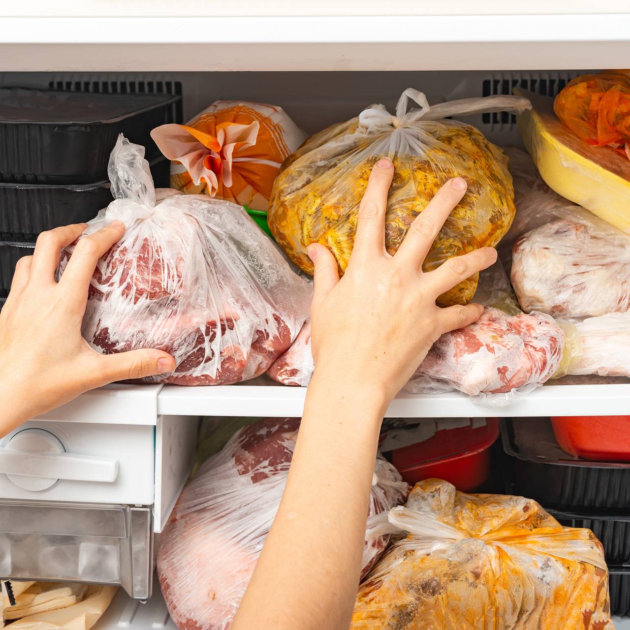 Повар раскрыл распространенную ошибку при разморозке продуктов