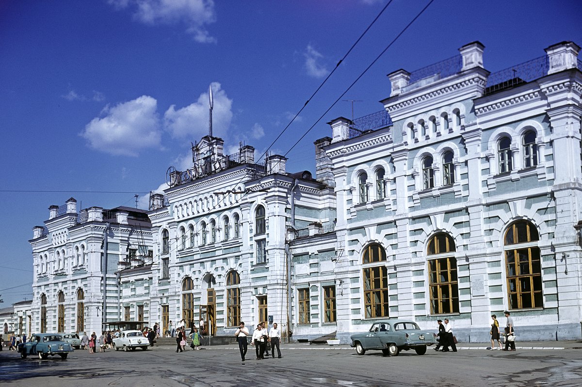 Здание железнодорожного вокзала в городе Калуге