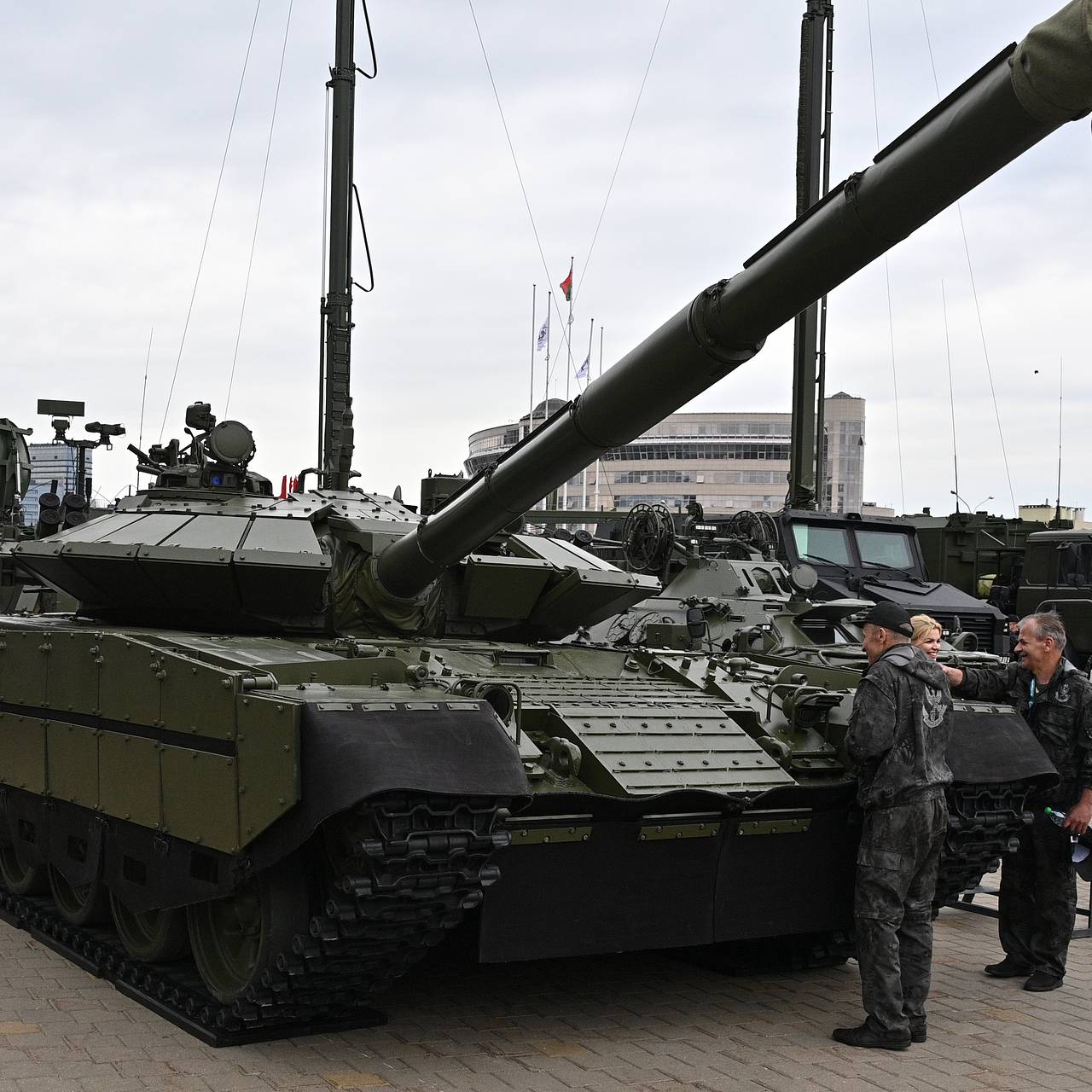 Белорусские Т-72Б2 получили антидроновый &laquo;фартук&raquo;