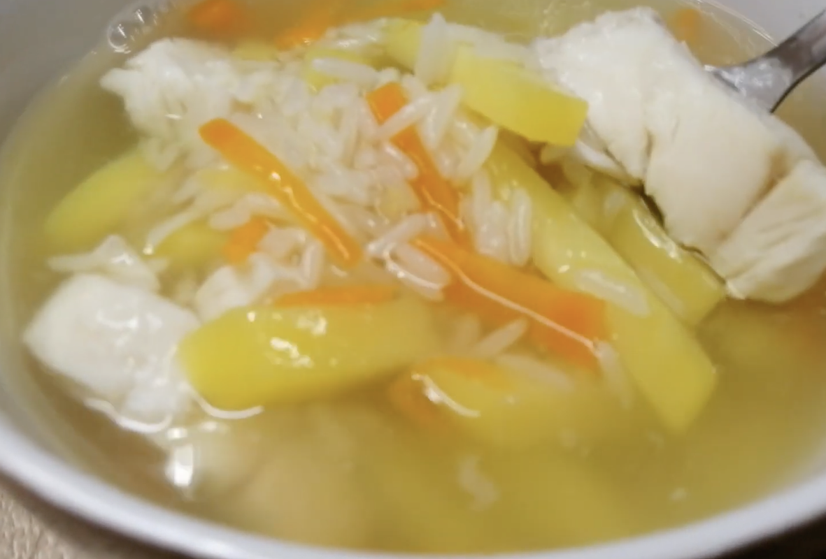 Уха с рисом готовится из филе и головы сома
