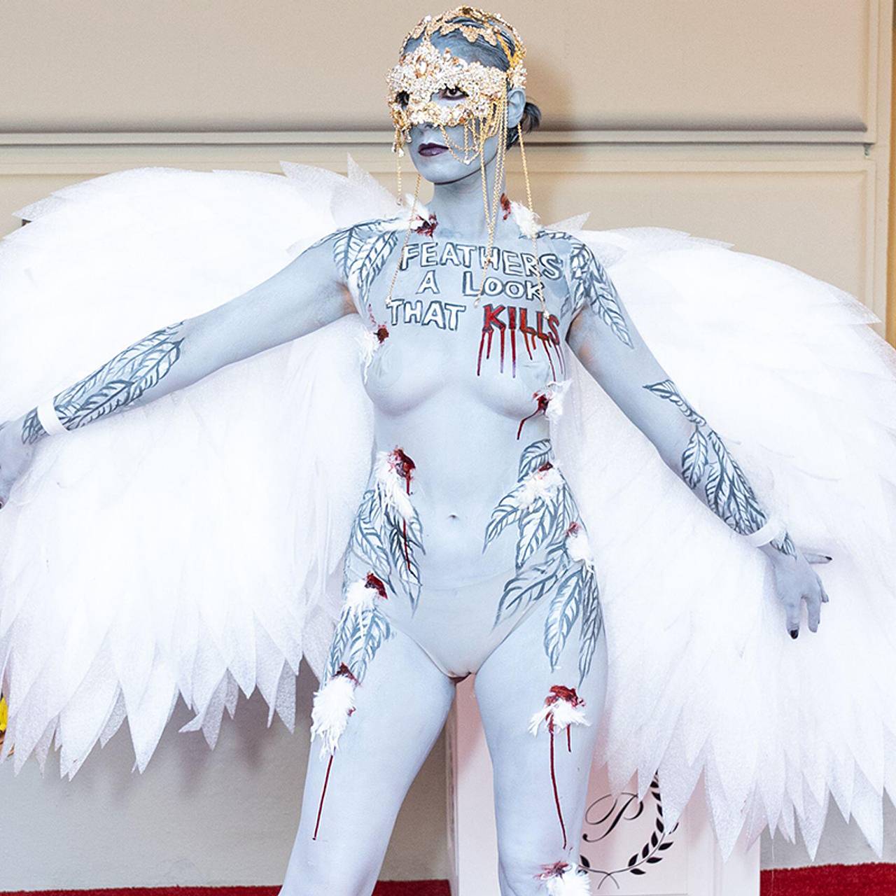 Зоозащитница обнажила грудь в знак протеста против нарядов с перьями на Met Gala