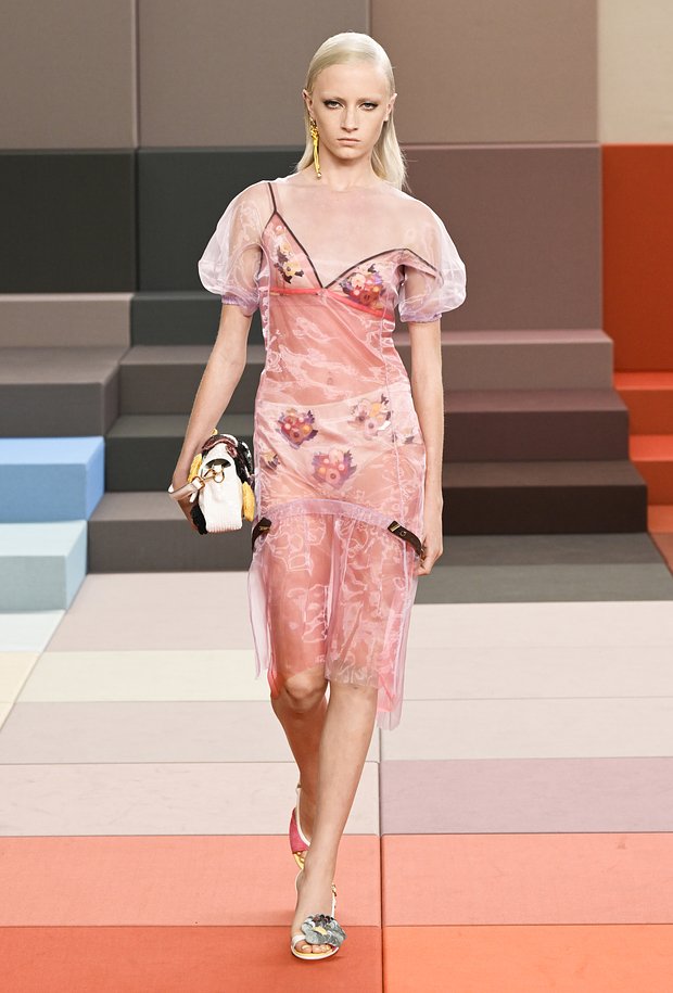 Платье в бельевом стиле от Fendi 