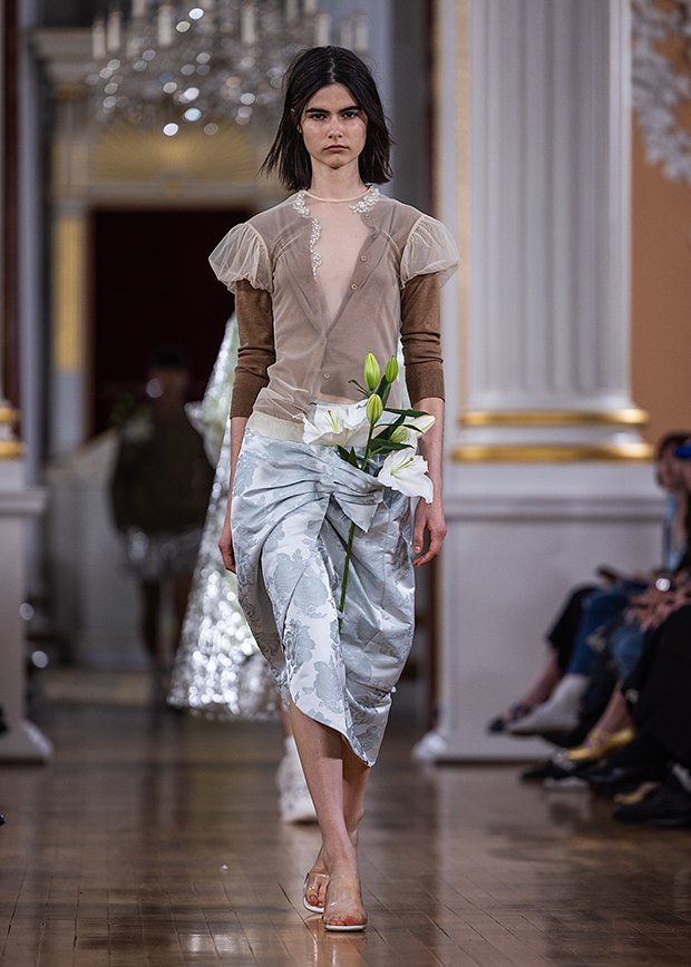 Мюли с объемными прозрачными ремешками на показе Simone Rocha