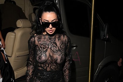Charli XCX с голой грудью пришла на афтепати Met Gala
