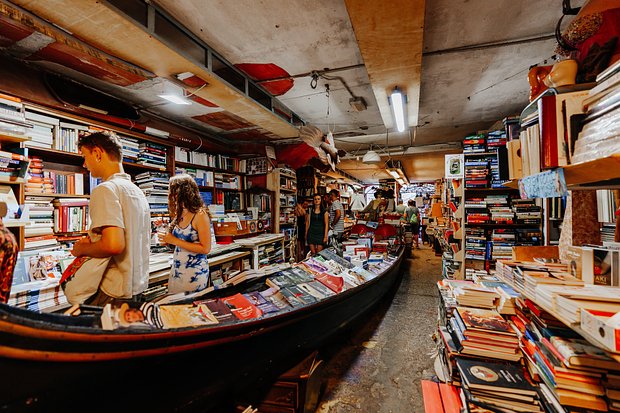 Культовый книжный магазин Alta Acqua Libreria в Венеции