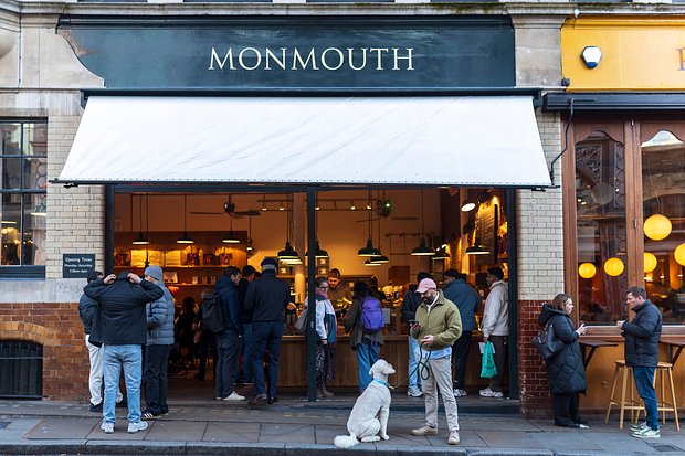 Покупатели толпятся у входа в кафе Monmouth возле рынка Боро в Лондоне
