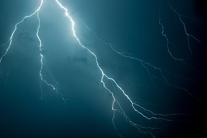 Молния попала в трех прятавшихся от ливня девочек