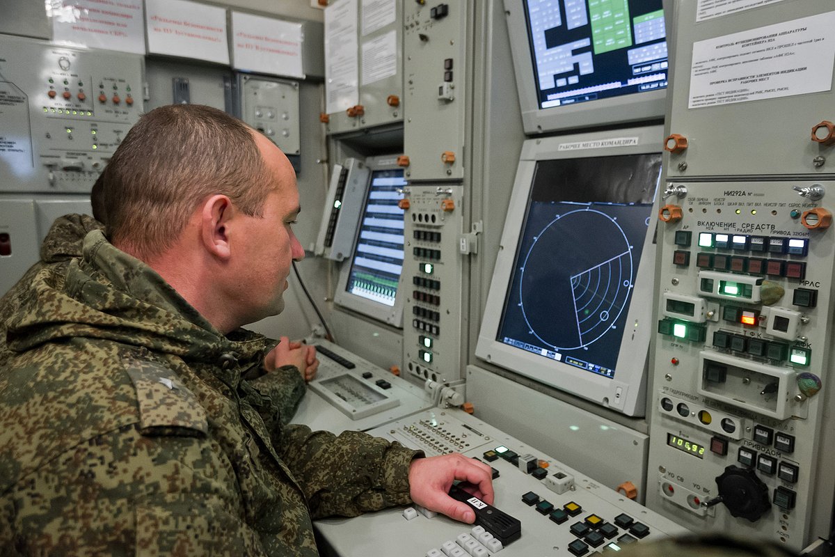 Офицер полка противовоздушной обороны вооруженных сил РФ во время боевого дежурства