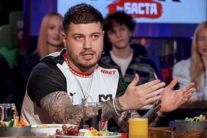 Популярный в России стример рассказал о бегавшей за ним с кирпичом матери