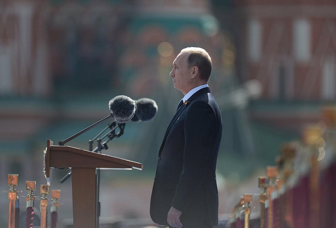 Президент России Владимир Путин объявляет минуту молчания во время парада Победы на Красной площади
