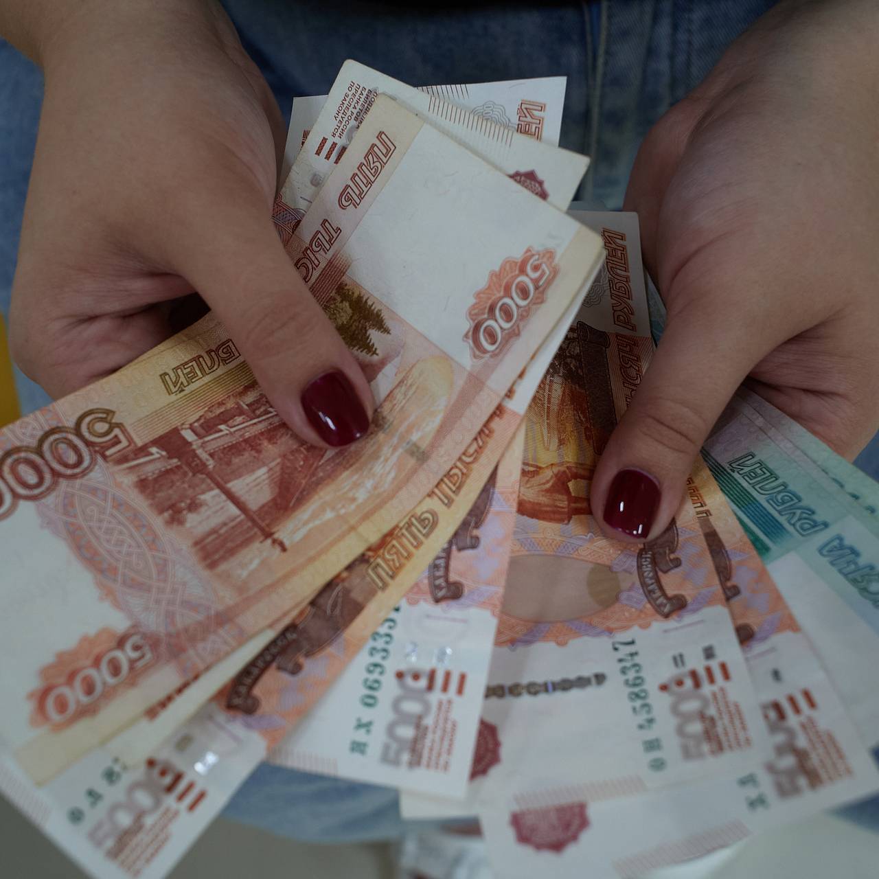 Россиянам посоветовали начать инвестировать с 10 тысяч рублей