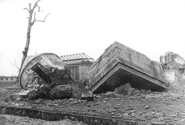 Разрушенные надземные сооружения бункера (1947 г.)

