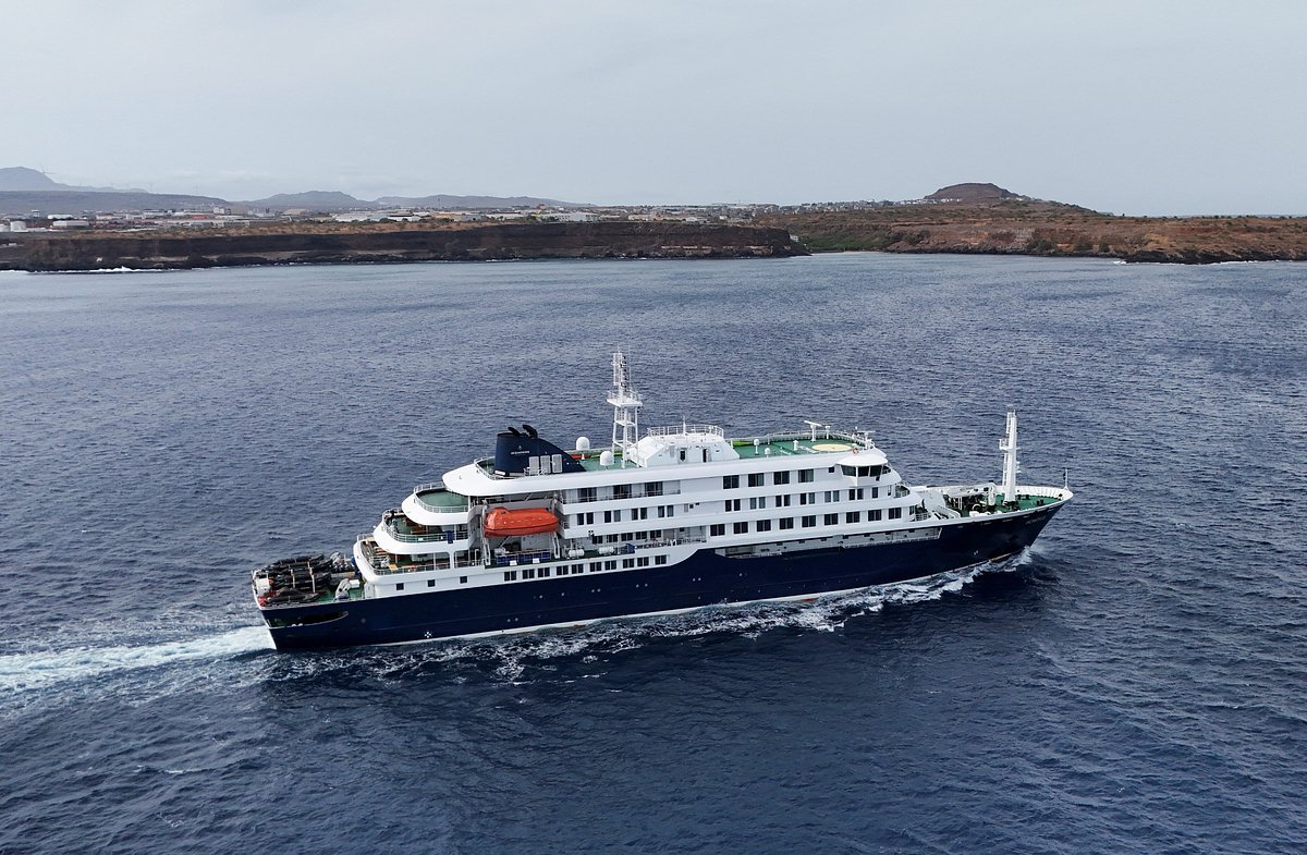 Круизный лайнер MV Hondius, на борту которого произошла вспышка хантавируса, у берегов Кабо-Верде 6 мая 2026 года