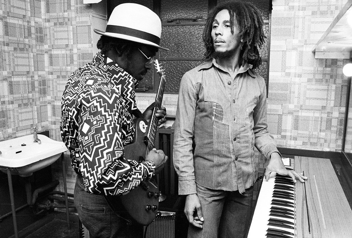 Гитарист The Wailers Эстон Барретт и Боб Марли