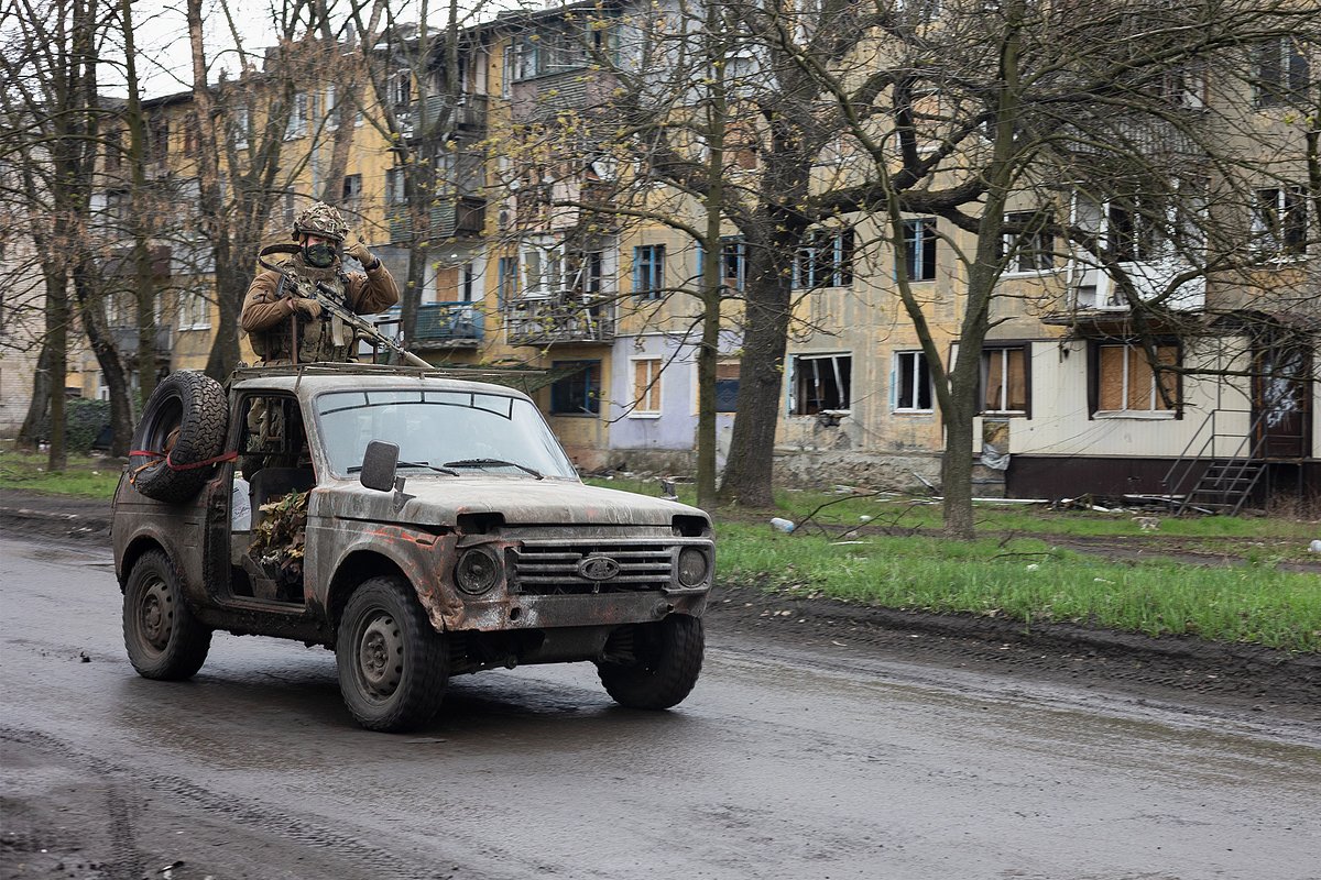 Разведчики отдельного отряда ударных БПЛА «Ирландцы» выезжают на боевое задание, Донецкая Народная Республика (ДНР), Россия