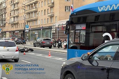 Сбивший насмерть звезду клипа &laquo;Девочка-война&raquo; байкер попал на видео в зале суда