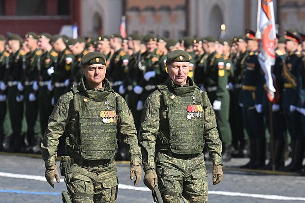 Флаги и военная символика на фоне городских зданий