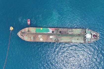 Китайский нефтяной танкер атаковали возле порта ОАЭ