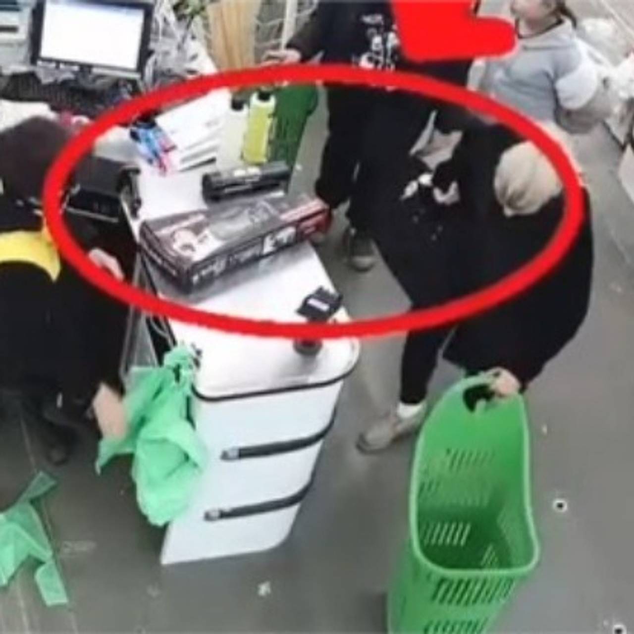 Расчленившая бывшего мэра российского города внучка с бензопилой попала на видео