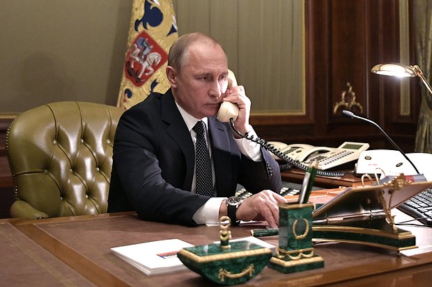 Президент России Владимир Путин по телефону