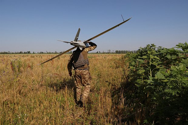 Украинский военнослужащий с беспилотником